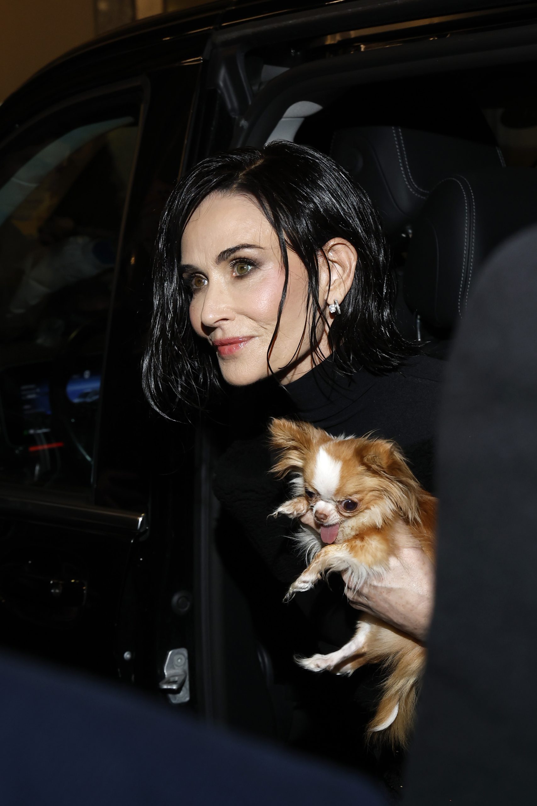 Demi Moore rövid bob frizurával jelent meg Milánóban a Gucci bemutatóján