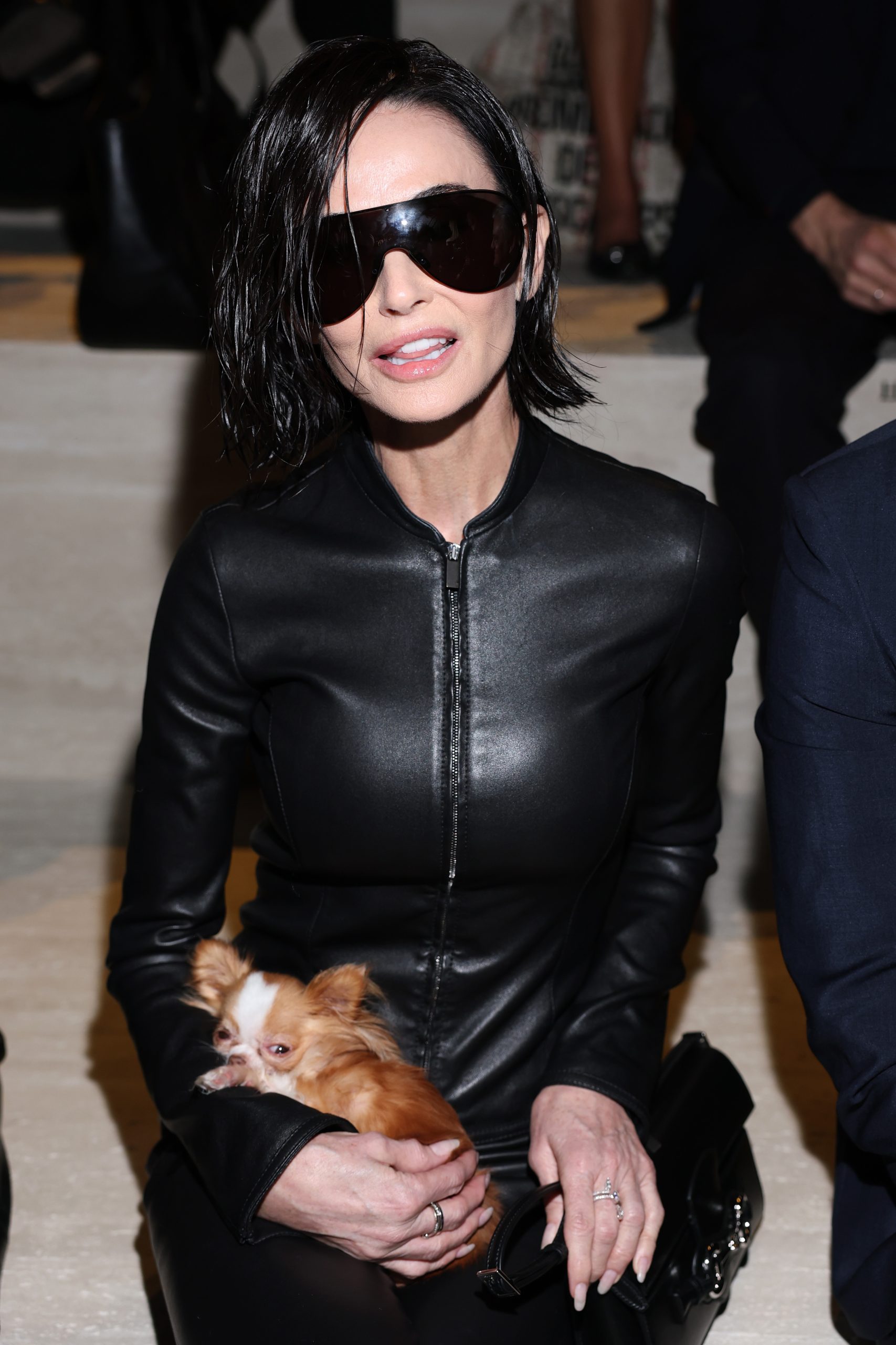 Demi Moore rövid bob frizurával jelent meg Milánóban a Gucci bemutatóján