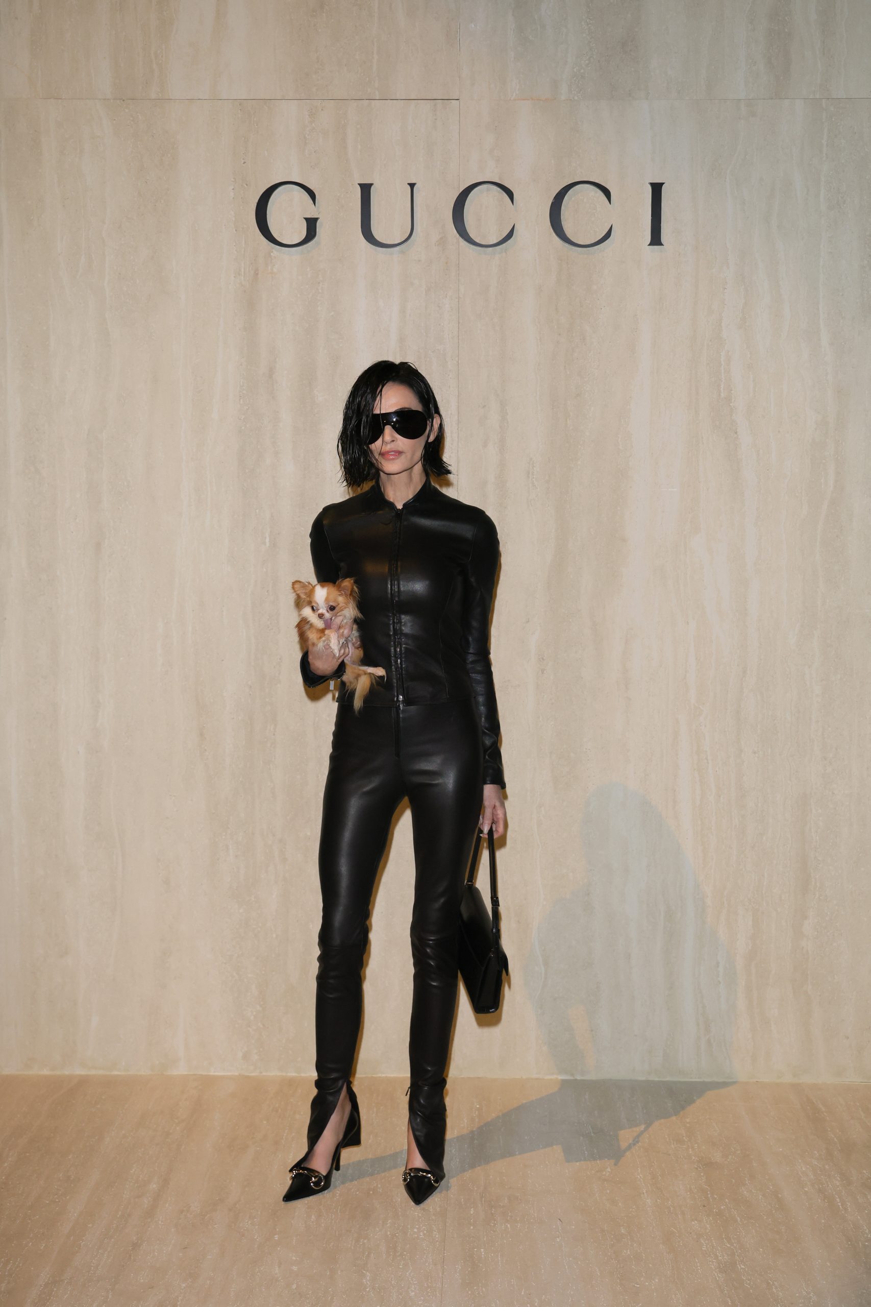 Demi Moore rövid bob frizurával jelent meg Milánóban a Gucci bemutatóján