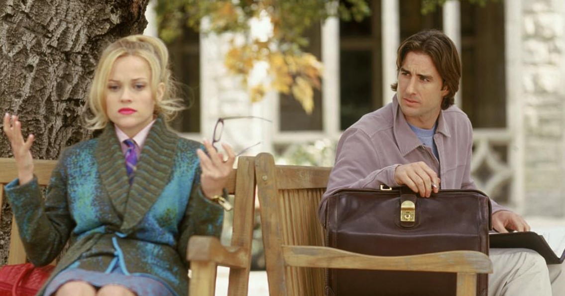 Részlet a Doktor Szöszi című filmből - Elle és Emmet látható a képen, amin töprengenek