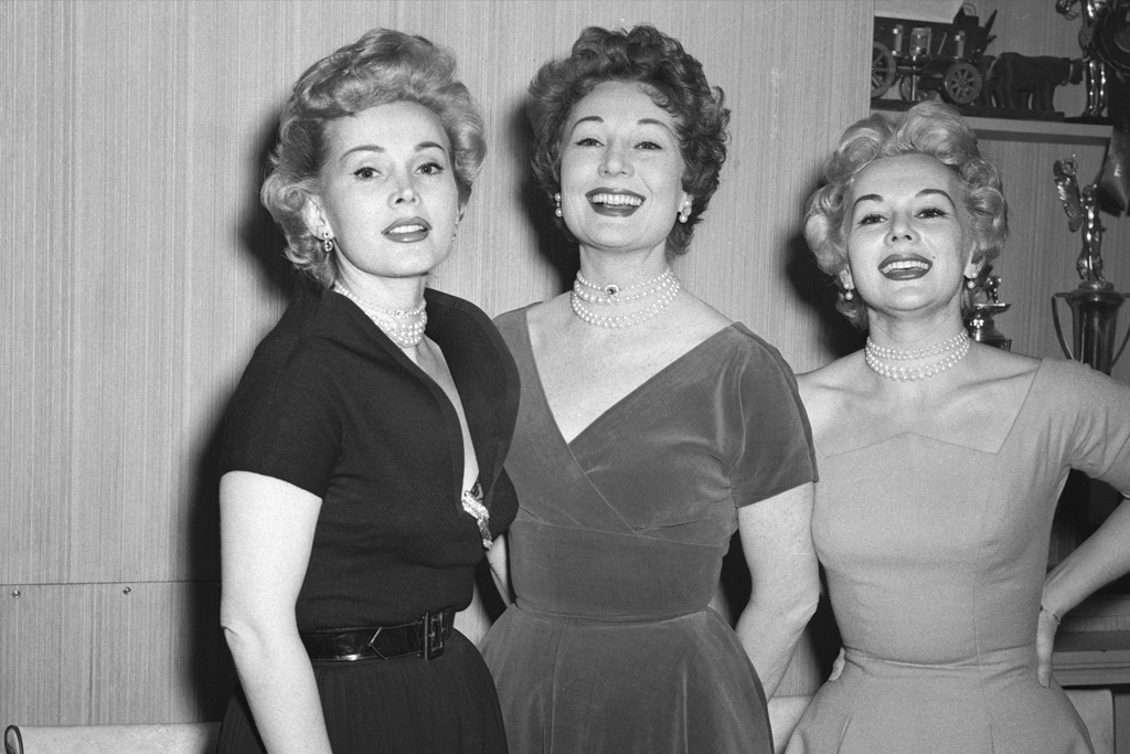 A Gábor nővérek (balról jobbra), Zsazsa, Magda és Éva édesen mosolyognak egy fotósnak a Las Vegas-i Hotel Last Frontierben