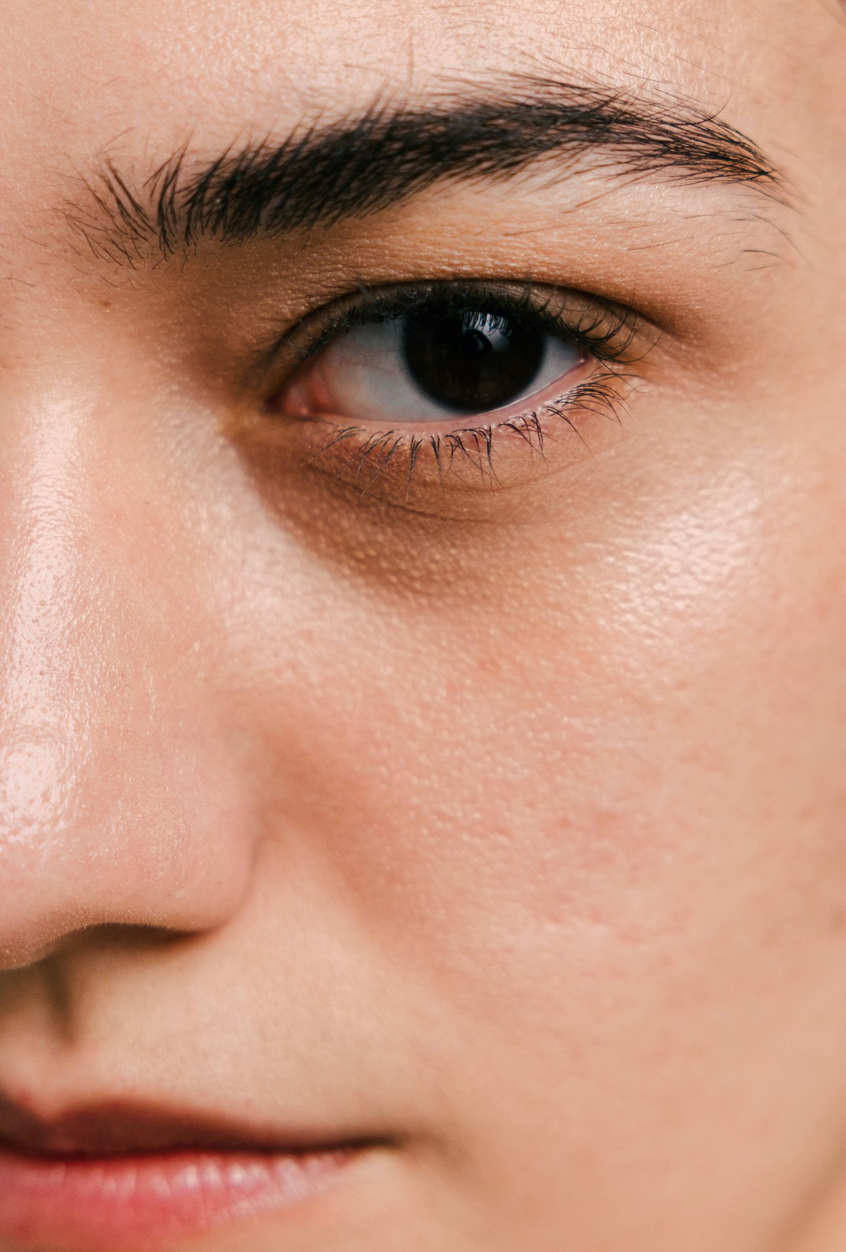 Barna szemű nő igéző tekintettel néz