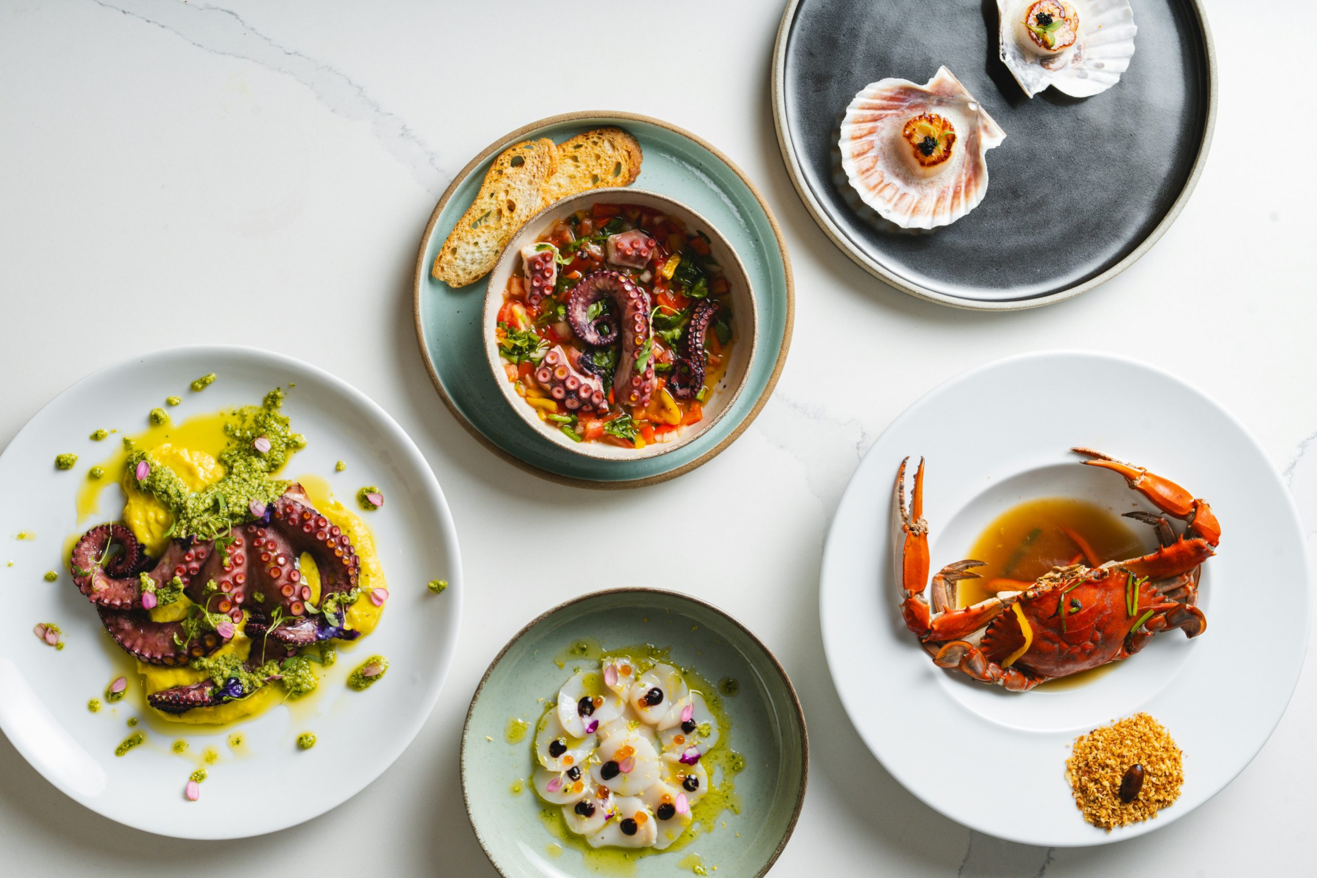 elegans-etterem-etikett-hibak | Marie Claire Elegáns tengeri fogások felülnézetből asztalon