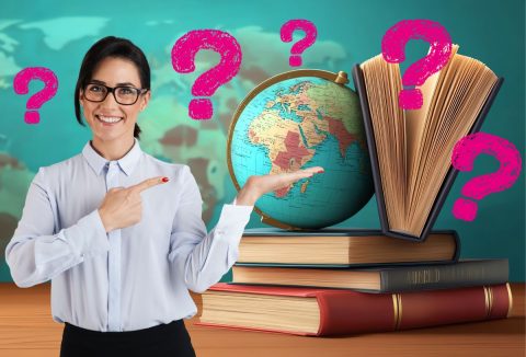 Földrajz kvíz kérdőjelek, okos fiatal nő fekete keretes szemüvegben, fehér ingben oldalra mutat földgömb és könyvek felé