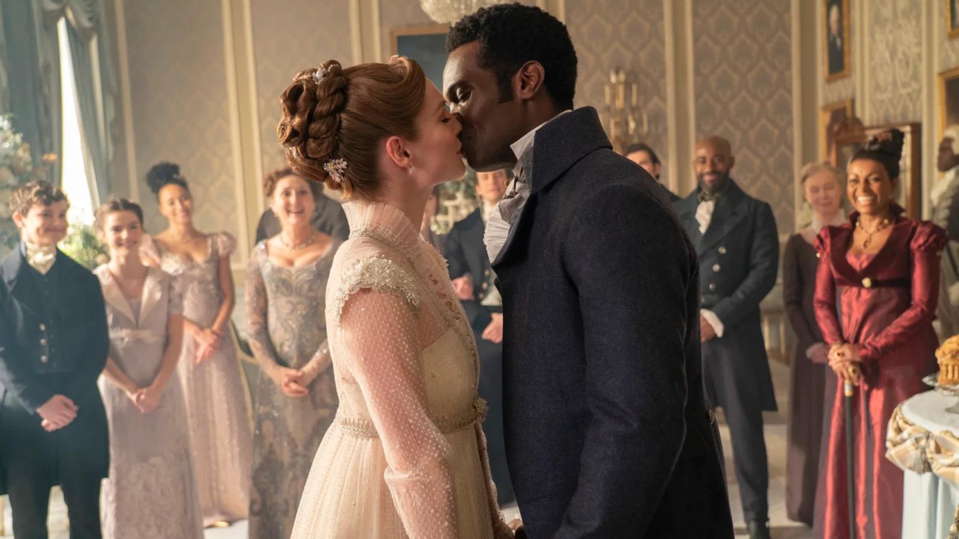 kosztümös nő és férfi csókolózik