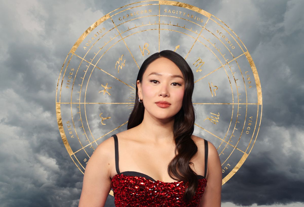 Yerin Ha, a Bridgerton 4. színésznője, mögötte szürke égbolt és arany asztrológiai kör a csillagjegyekkel