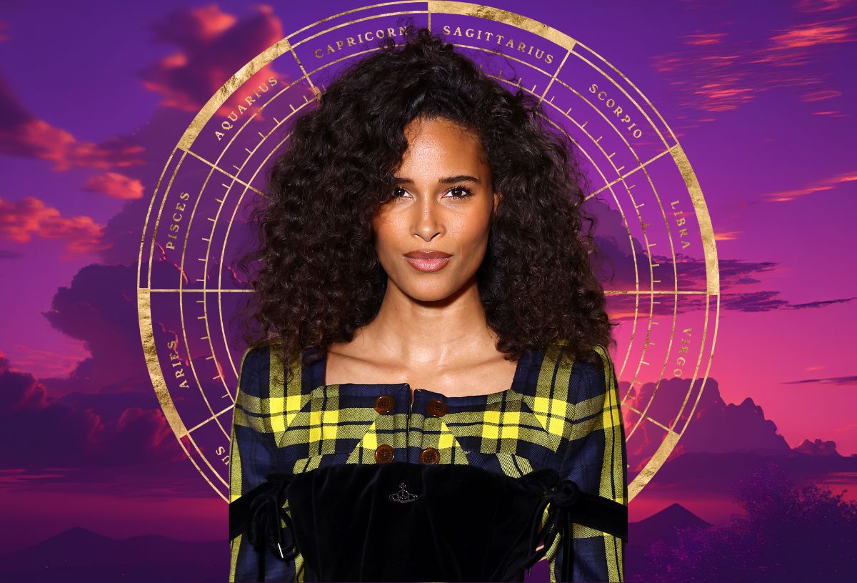 Bridgerton színésznője lila égbolt és a csillagjegyek nevét tartalmazó asztrológiai kör előttsárga-fekete kockás ruhában