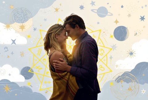 Egy szerelmes pár ölelkezik, horoszkópos szimbólumok a háttérben