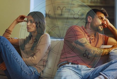 Egy férfi és egy nő a kanapén, egymásnak hátat fordítva, dühösen