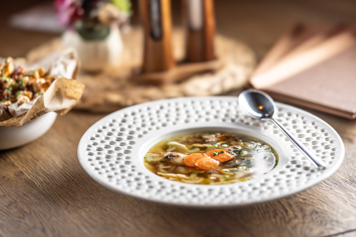 Egy tál aranyló húsleves az asztalon