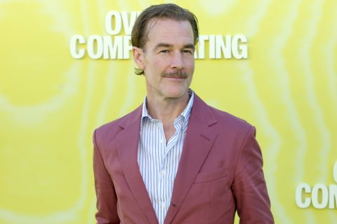 A visszafogottan mosolygó James Van Der Beek megérkezik az Overcompensating című sorozatának premierjére a Hollywood Palladiumban, 2025. május 14-én, Los Angelesben, Kaliforniában