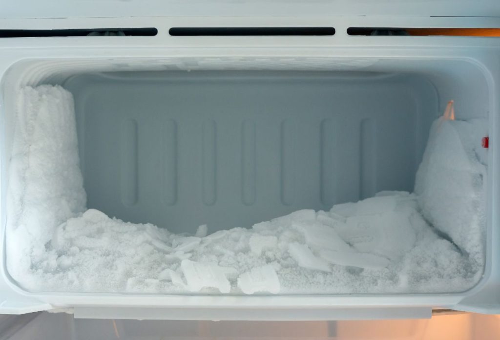 jeg-hutoszekreny-hangos | Marie Claire Eljegesedett hűtőszekrény belülről