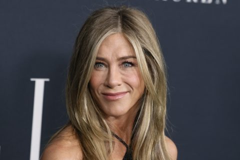 Jennifer Aniston oldalra fordítva a fejét, visszafogottan mosolyog