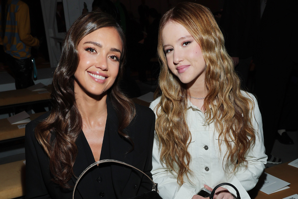 A fekete kosztümöt viselő Jessica Alba és a fehér kosztümöt viselő lánya Haven a Fendi divatshow-ján a milánói divathéten