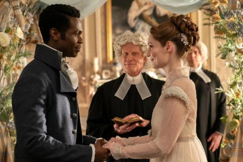 Bridgerton 4. évad: színes bőrű férfi és barna hajú nő állnak egymással szemben