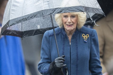 Kamilla királyné kék kabátban, esernyővel a kezében sétál 2026. február 5-én Dedhamben, Essexben, Angliában.