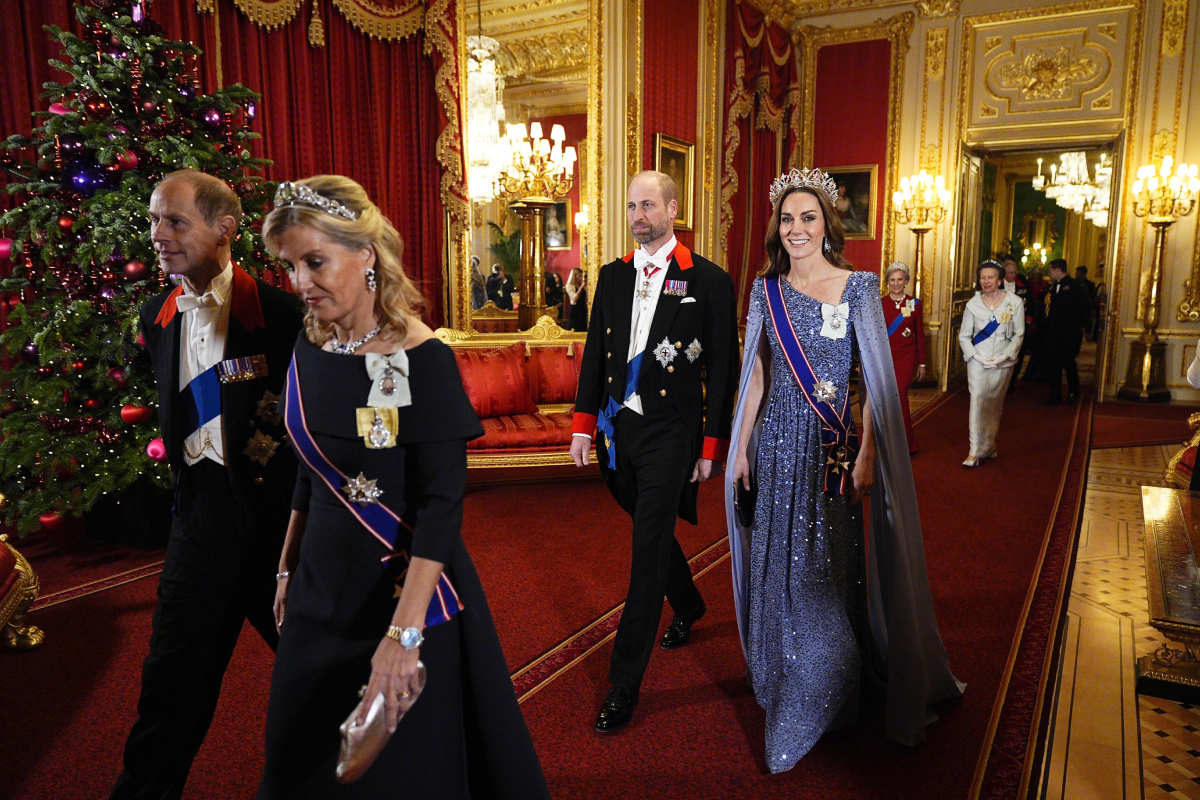 Edward edinburghi herceg, Sophie edinburghi hercegné (elöl), William walesi herceg és Katalin walesi hercegné érkeznek a német államfő, Frank-Walter Steinmeier és felesége, Elke Budenbender számára rendezett állami vacsorára az Egyesült Királyságba tett állami látogatásuk első napján, 2025. december 3-án, a windsori kastélyban, Angliában.