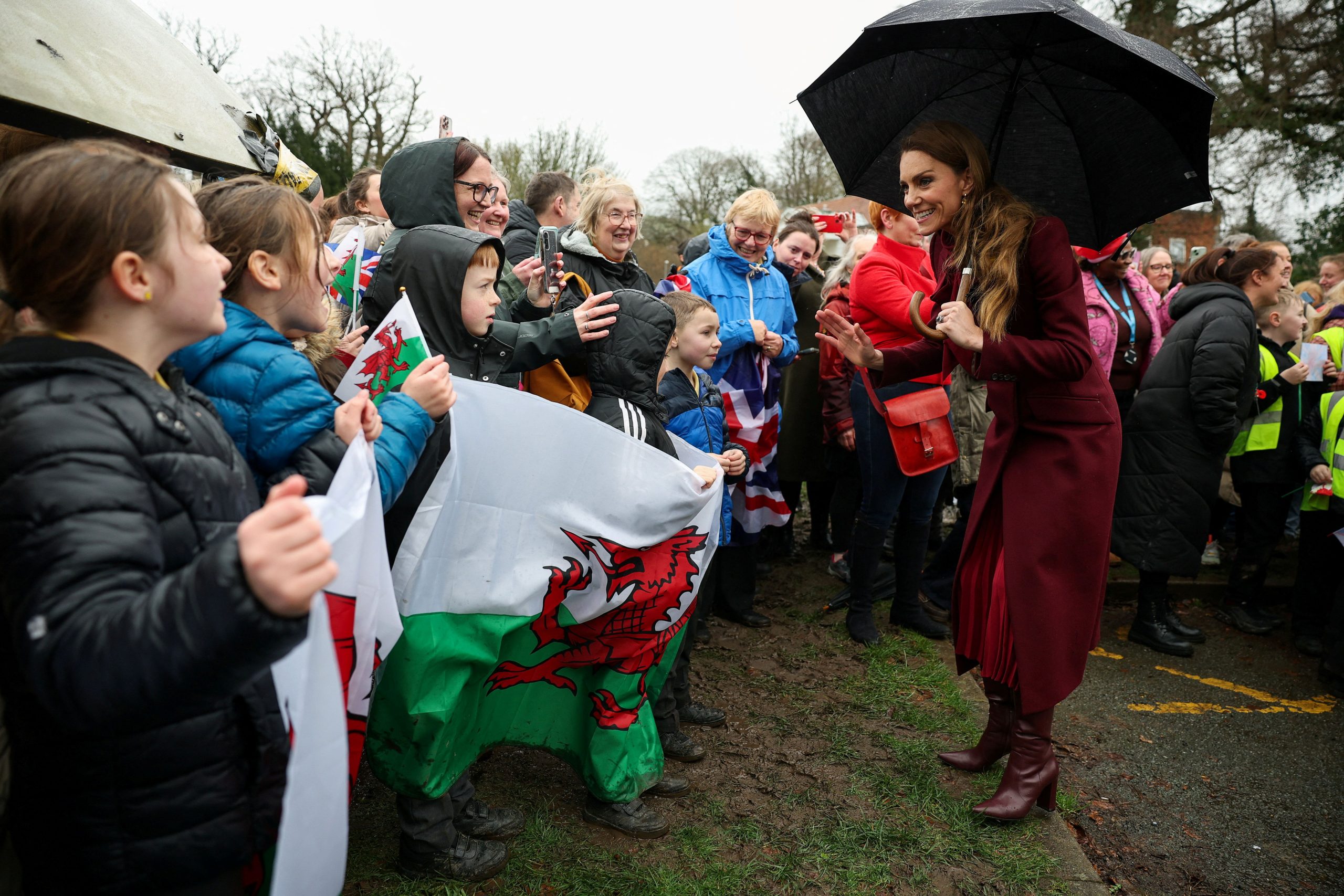katalin-hercegne-wales 4 | Marie Claire Katalin hercegné walesi látogatása során üdvözli a gyerekeket