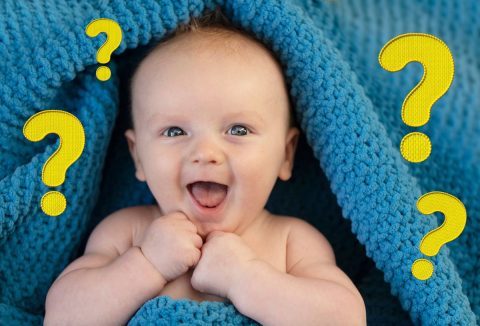 Kisbaba kék kötött takaróba burkolva vidáman mosolyog, körülötte sárga kérdőjelek
