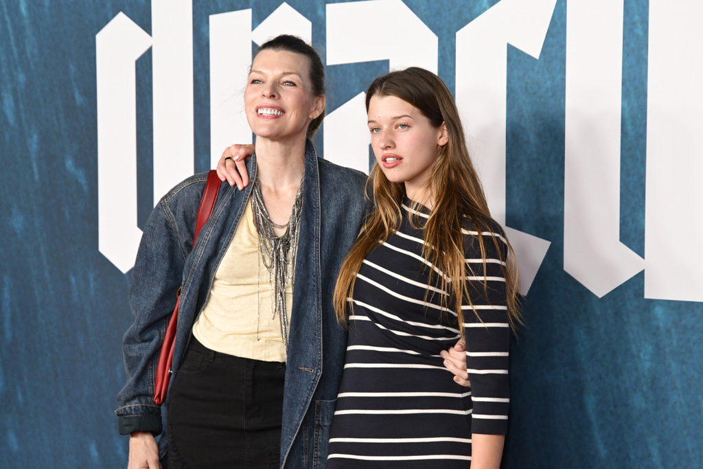 Milla Jovovich és Ever Anderson részt vesznek a „Drakula” premierjén a TCL Chinese Theatre-ben 2026. február 3-án Hollywoodban, Kaliforniában. Ever átkarolja anyját, aki boldogan mosolyog.