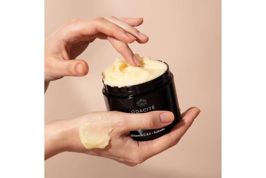 ODACITÉ C-SMOOTH Feszesítő Testradír és Testápoló Kakadu szilvával, C- és E-vitaminnal