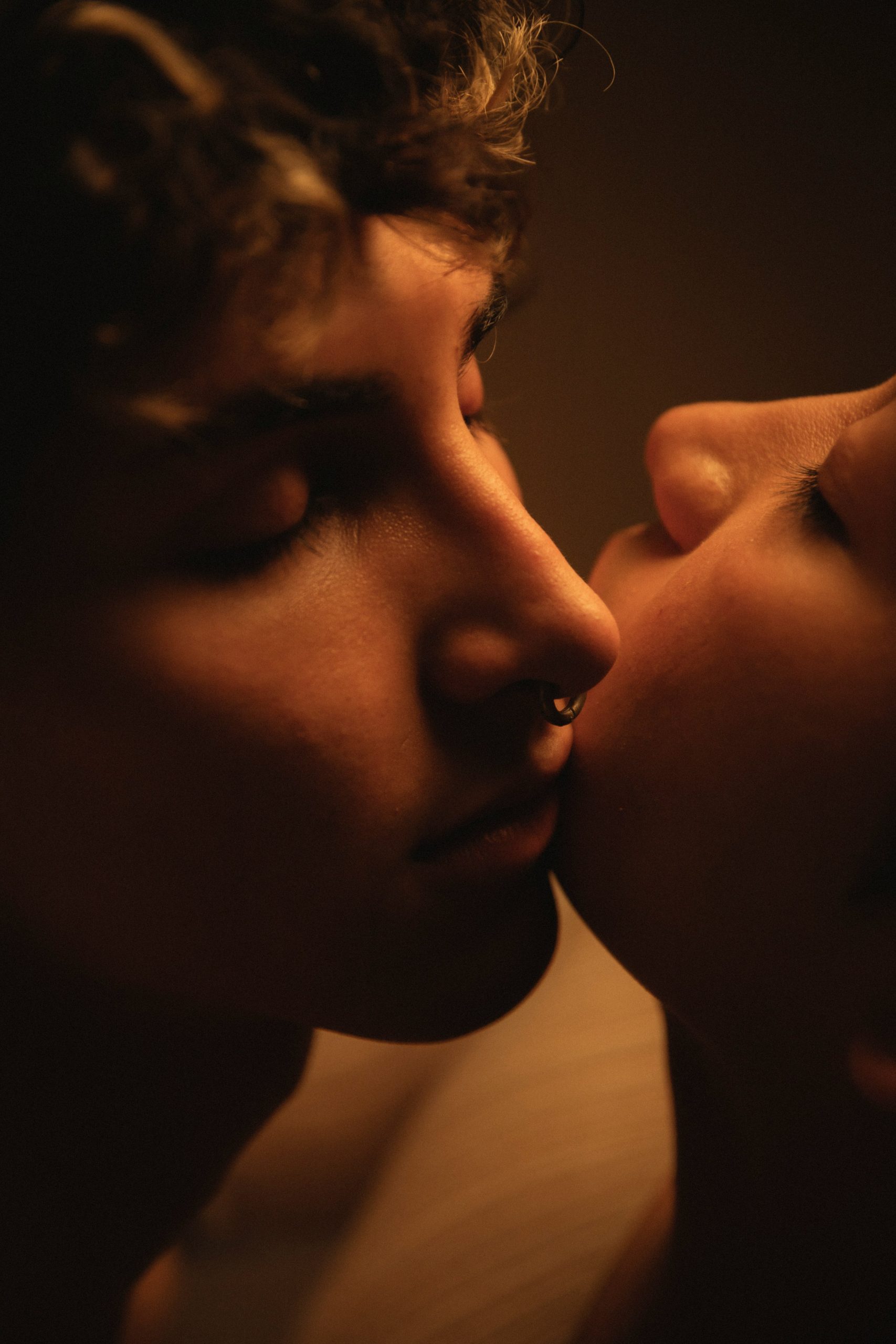 Fiatal pár érzéki csókja