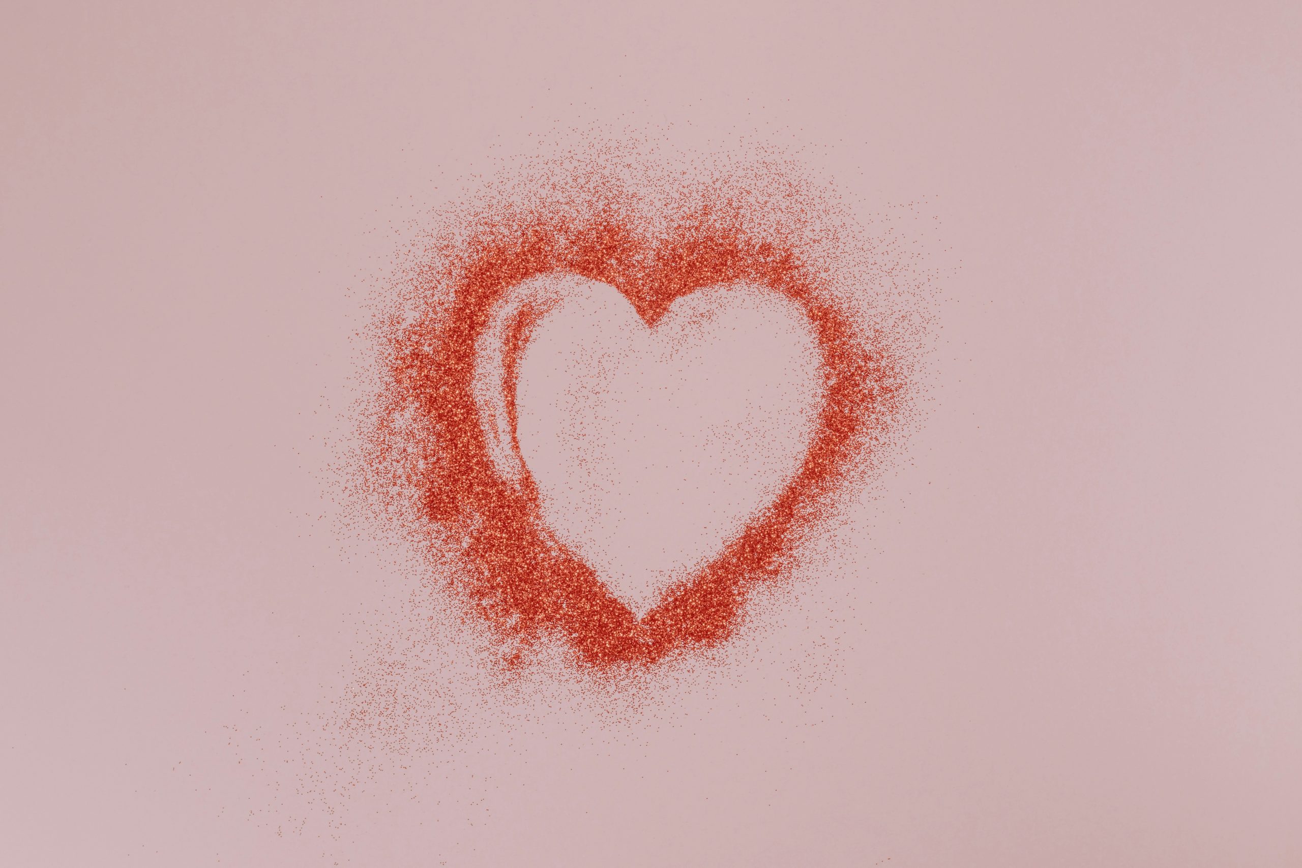 rózsaszín háttér előtt piros szív szemcsés