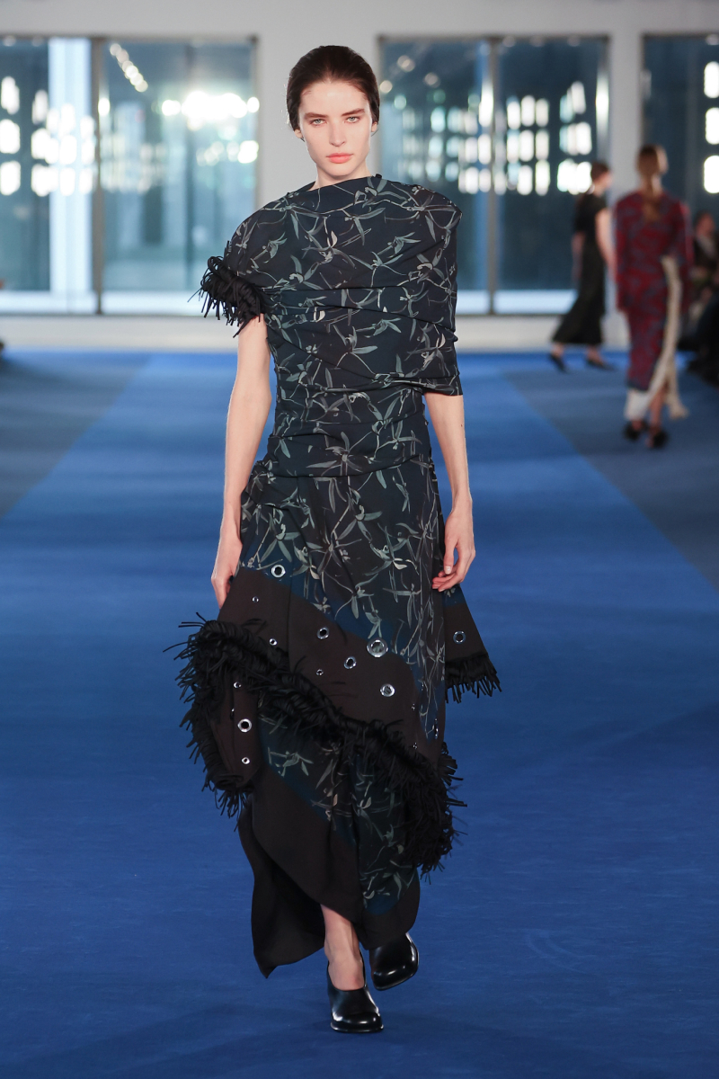 Barna hajú modell hosszú ruhában a Proenza Schouler 2026-os őszi–téli bemutatóján New Yorkban