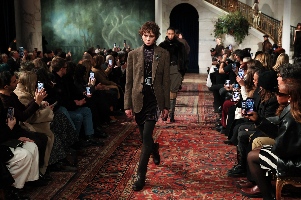 A Ralph Lauren 2026-os őszi–téli bemutatójának fináléján vonuló modellek New Yorkban