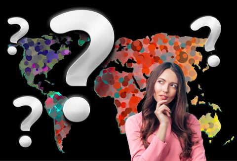 Világ földrészei fekete háttéren, a nagyobb városokat különböző színű körök jelölik, előtte barna, hosszú hajú nő rózsaszín felsőben, fehér, térbeli hatású kérdőjelek