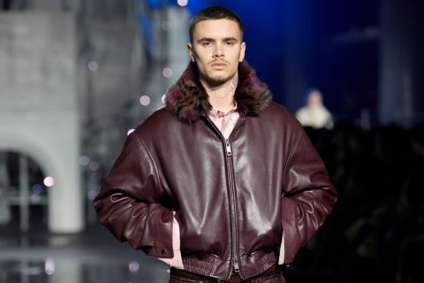 Romeo Beckham bordő bomberdzsekiben a Burberry kifutóján a londoni divathéten