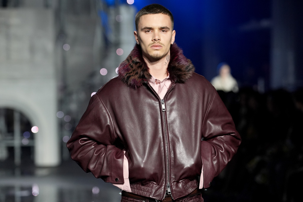 Romeo Beckham bordő bomberdzsekiben a Burberry kifutóján a londoni divathéten