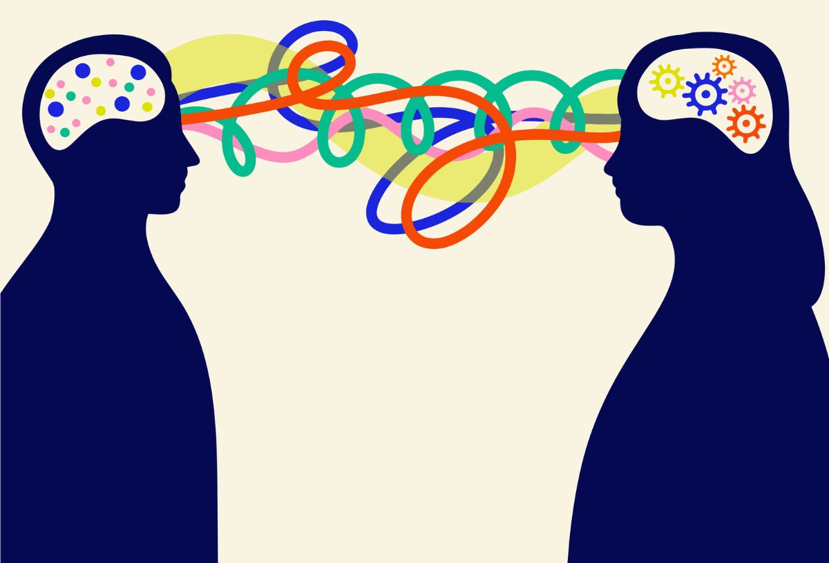 Számítógépes grafika egy férfi és egy nő sziluettjéről, az agyuk két különböző típus, egyiknél fogaskerekek, másiknál pöttyök, színes vonalak áramlanak közöttük