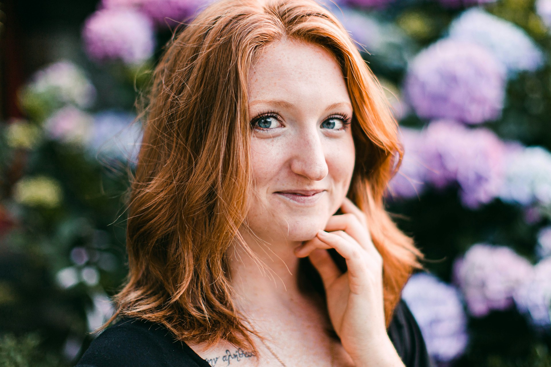 alacsony-intelligencia-mondat | Marie Claire fiatal nő mosolyog a kamerába