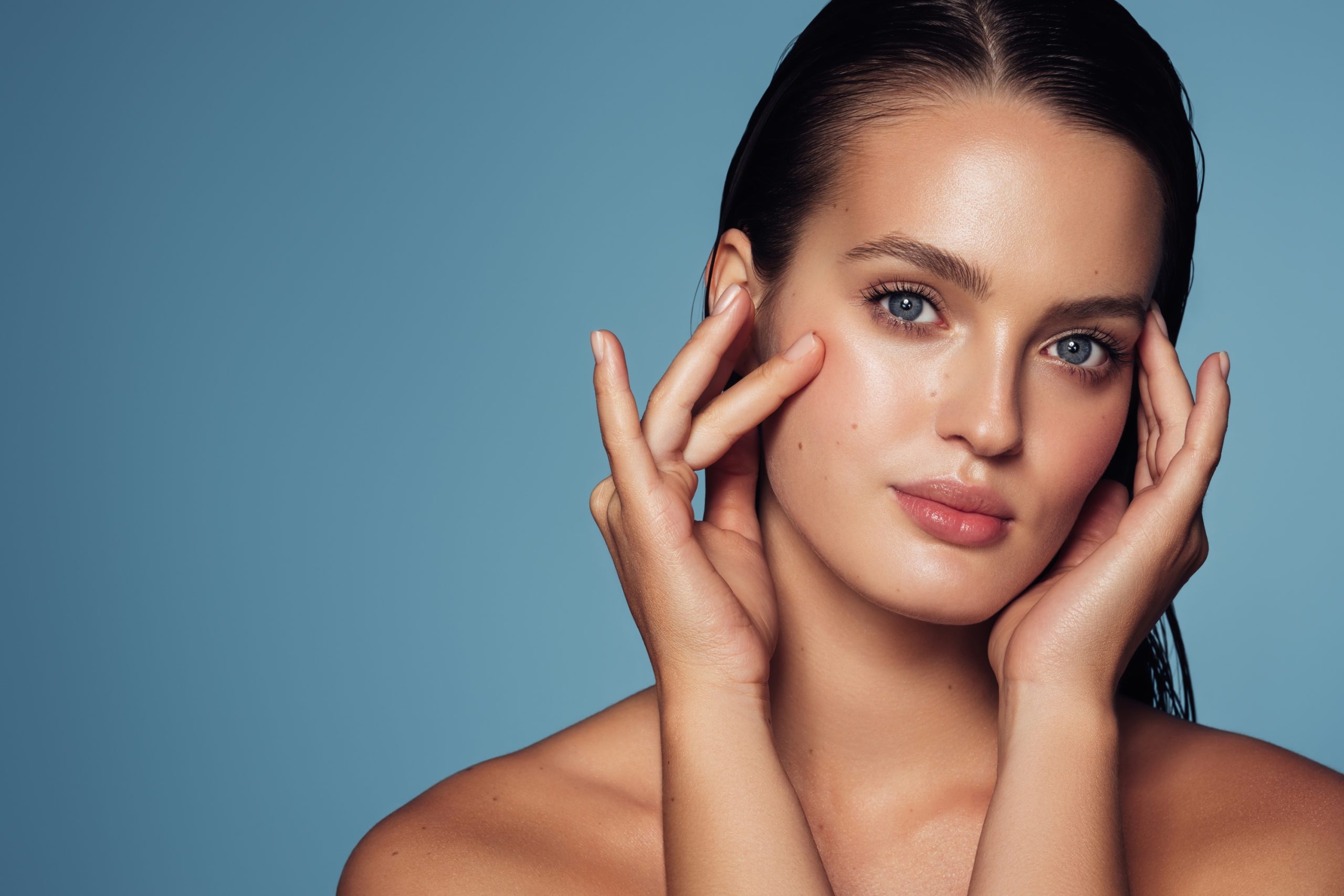 Fiatal nő szemkörnyékápolót tesz fel