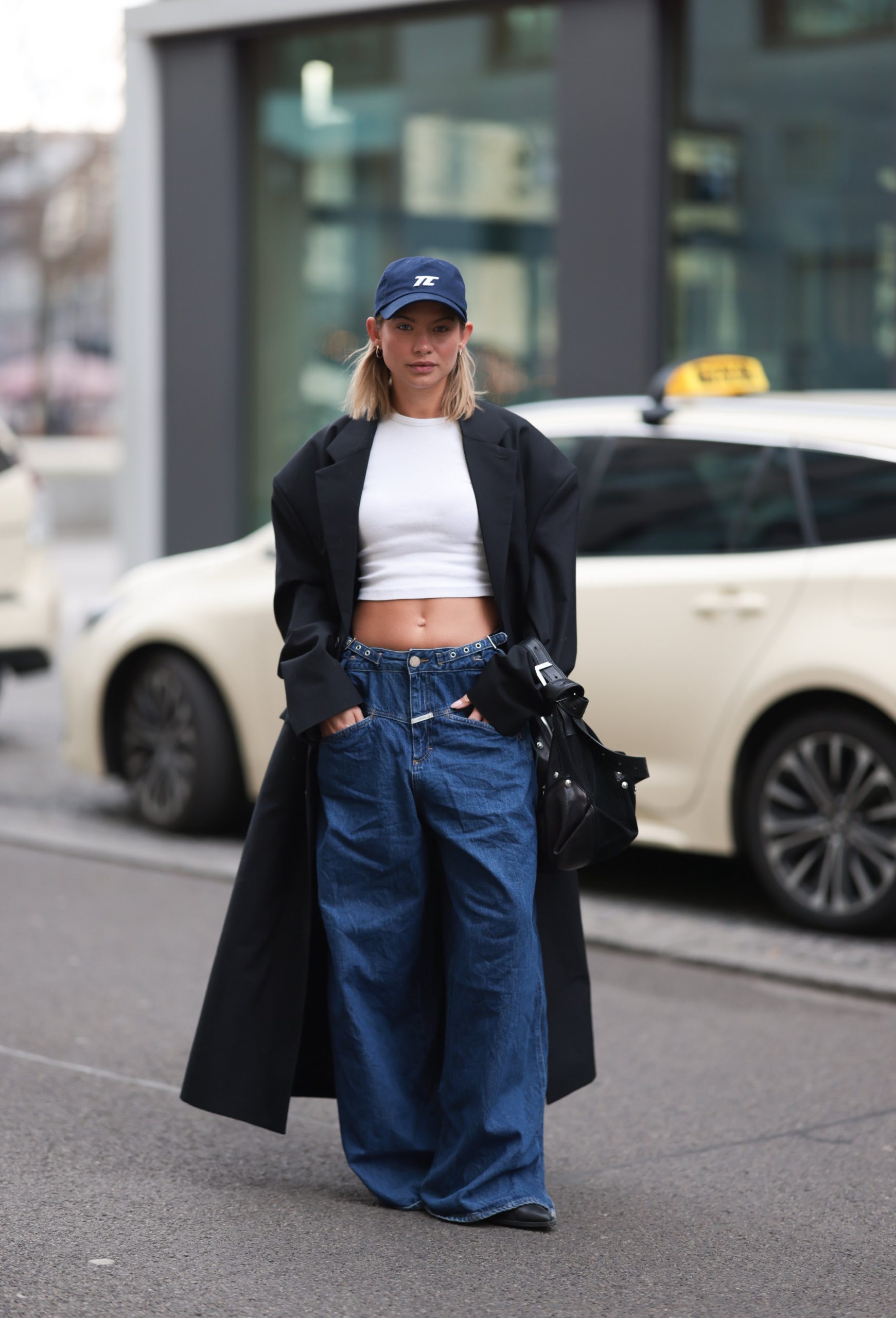 Modell baseballsapkában vonul