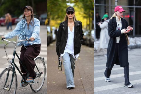 Modellek baseballsapkában vonulnak