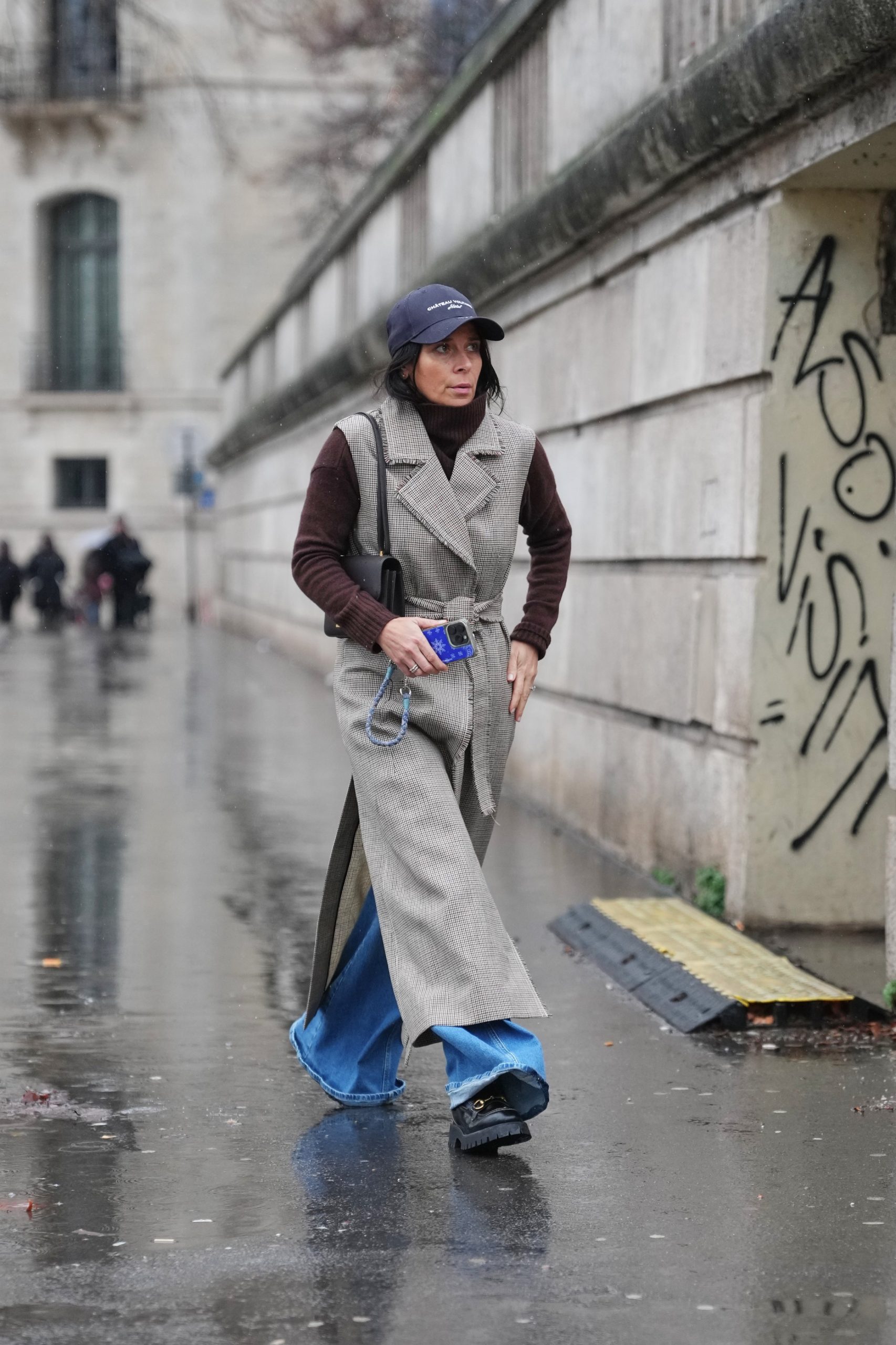 Modell baseballsapkában vonul