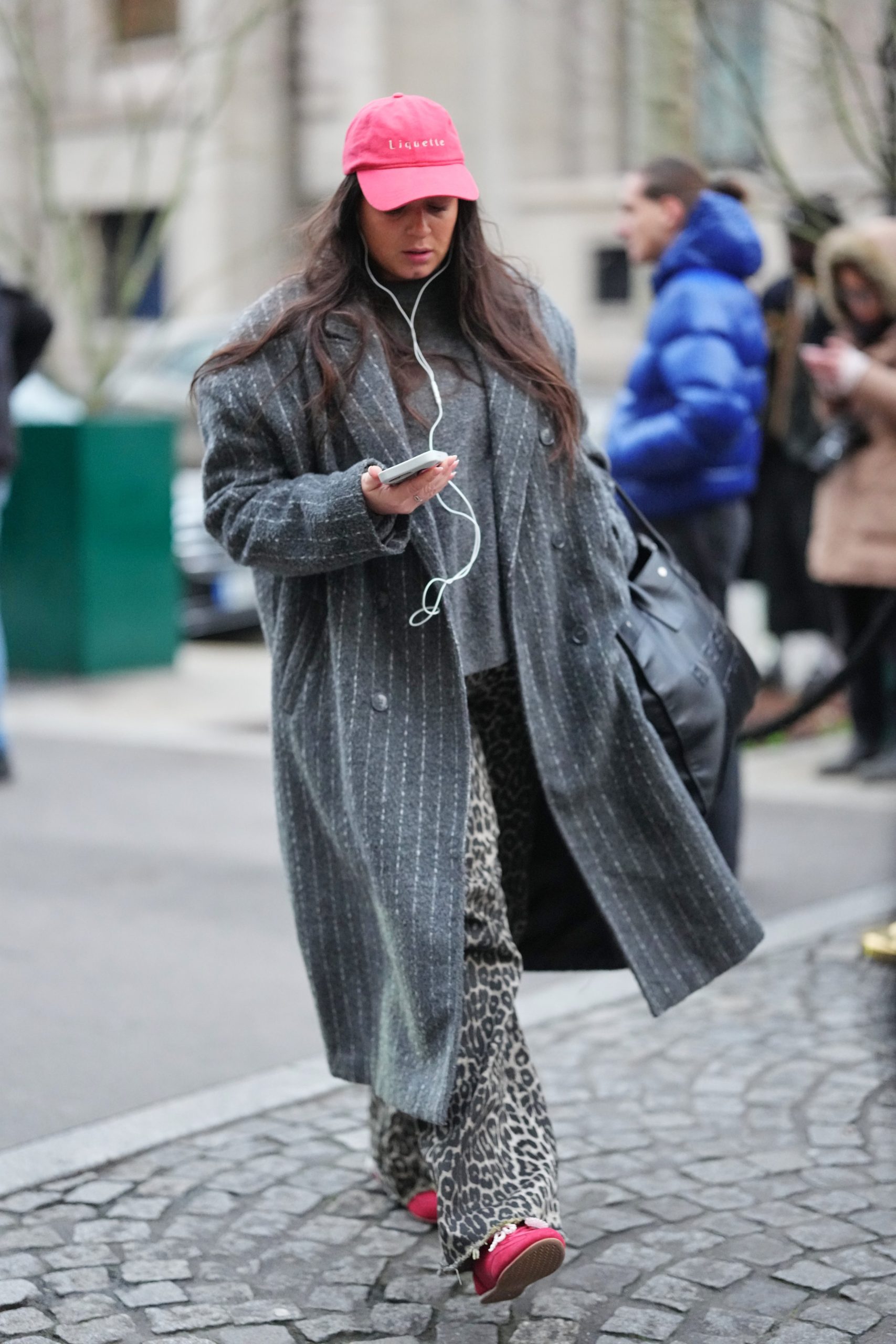 Modell baseballsapkában vonul