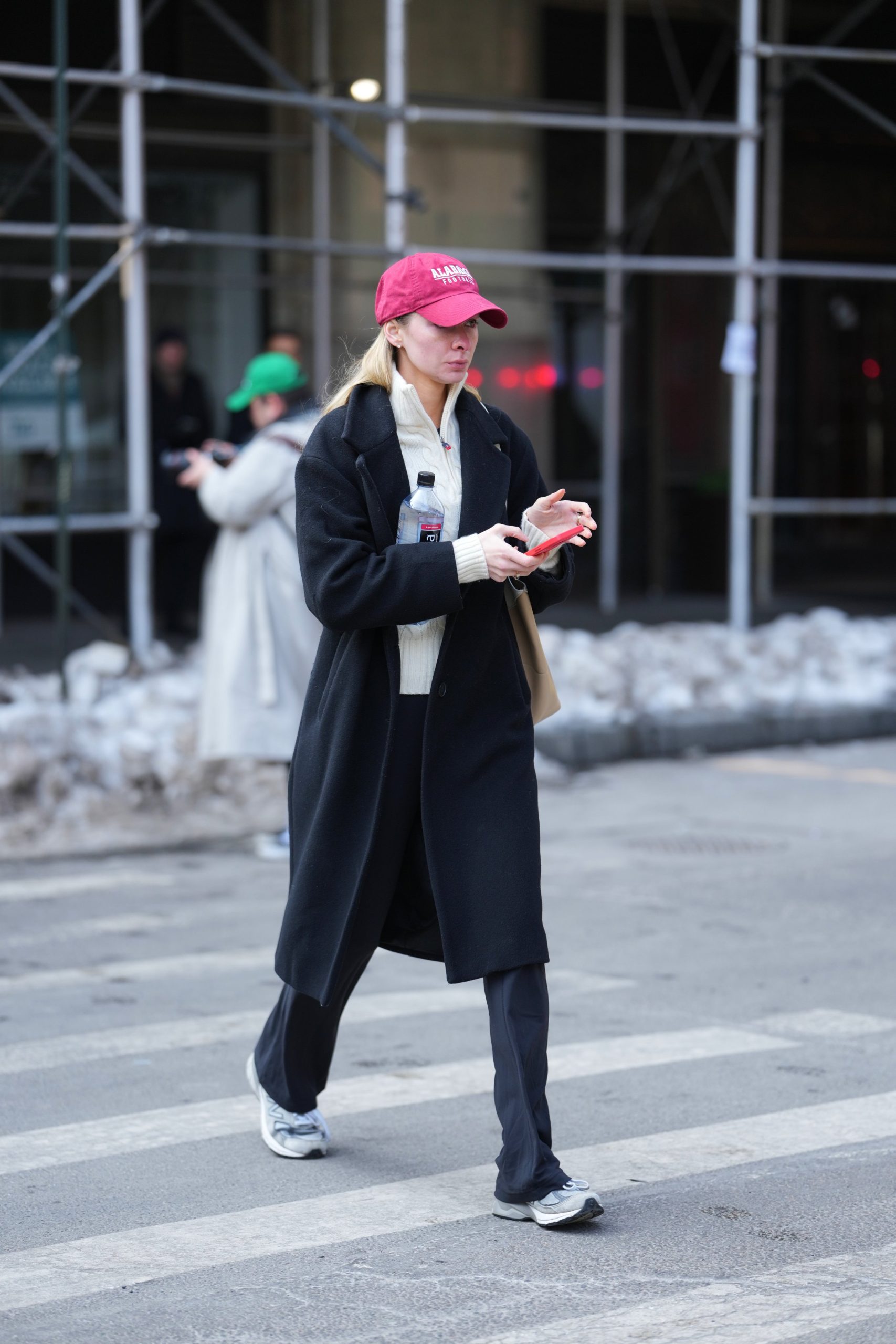 Modell baseballsapkában vonul