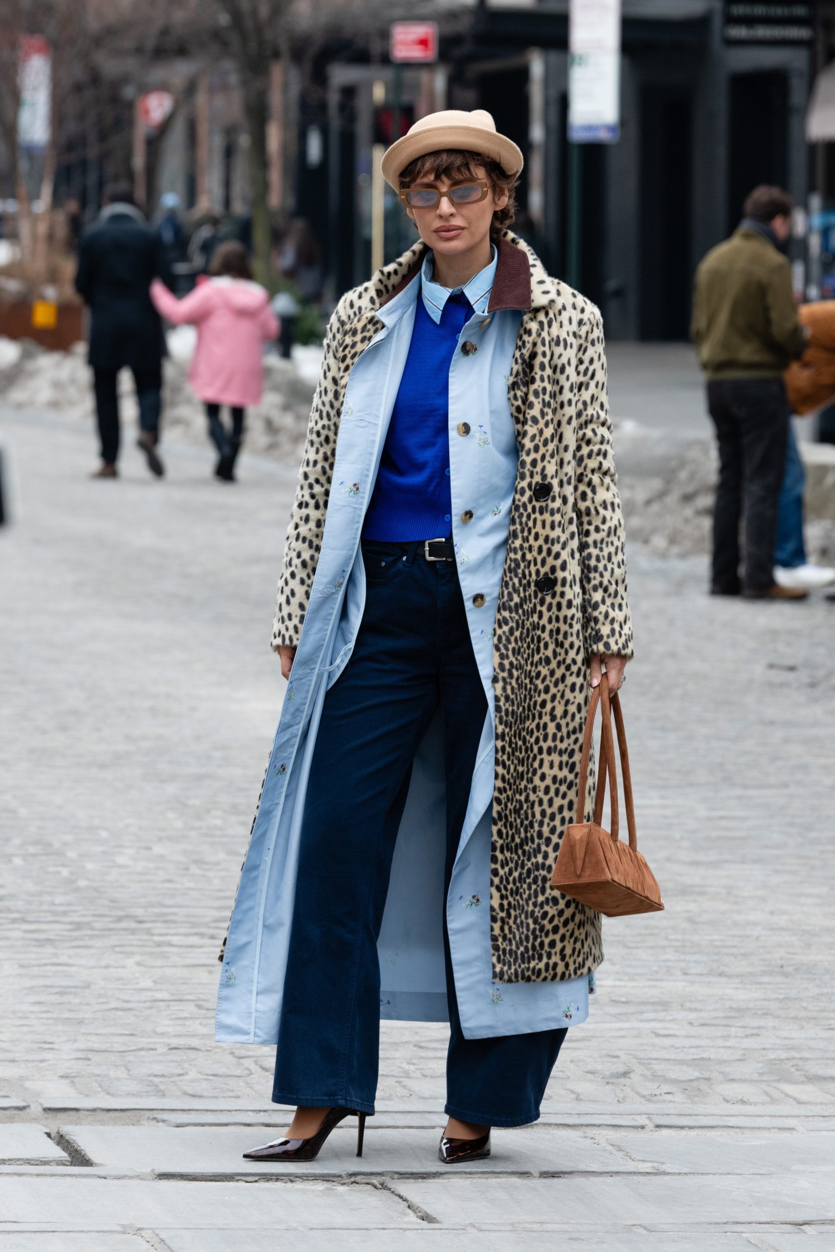 Modell tavaszi pulóverben