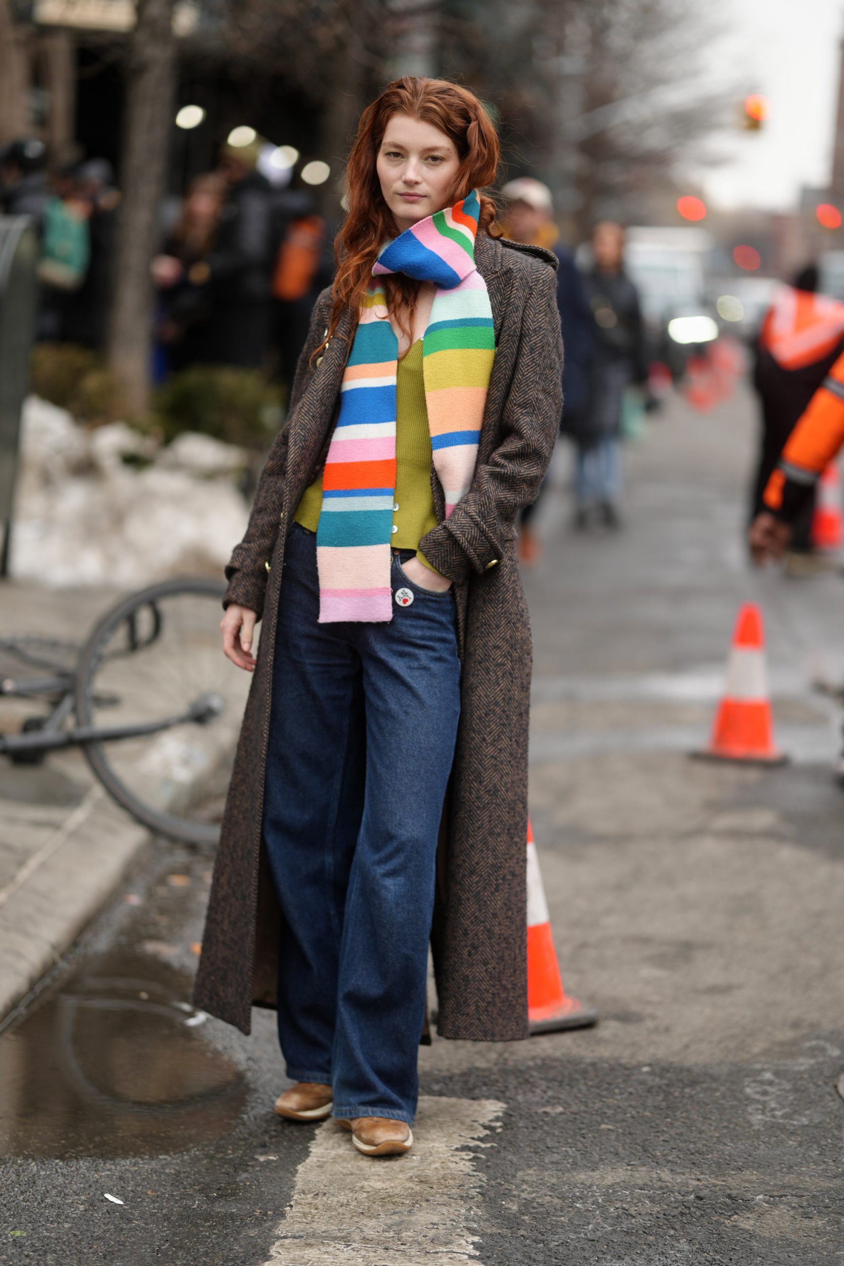 Modell tavaszi pulóverben