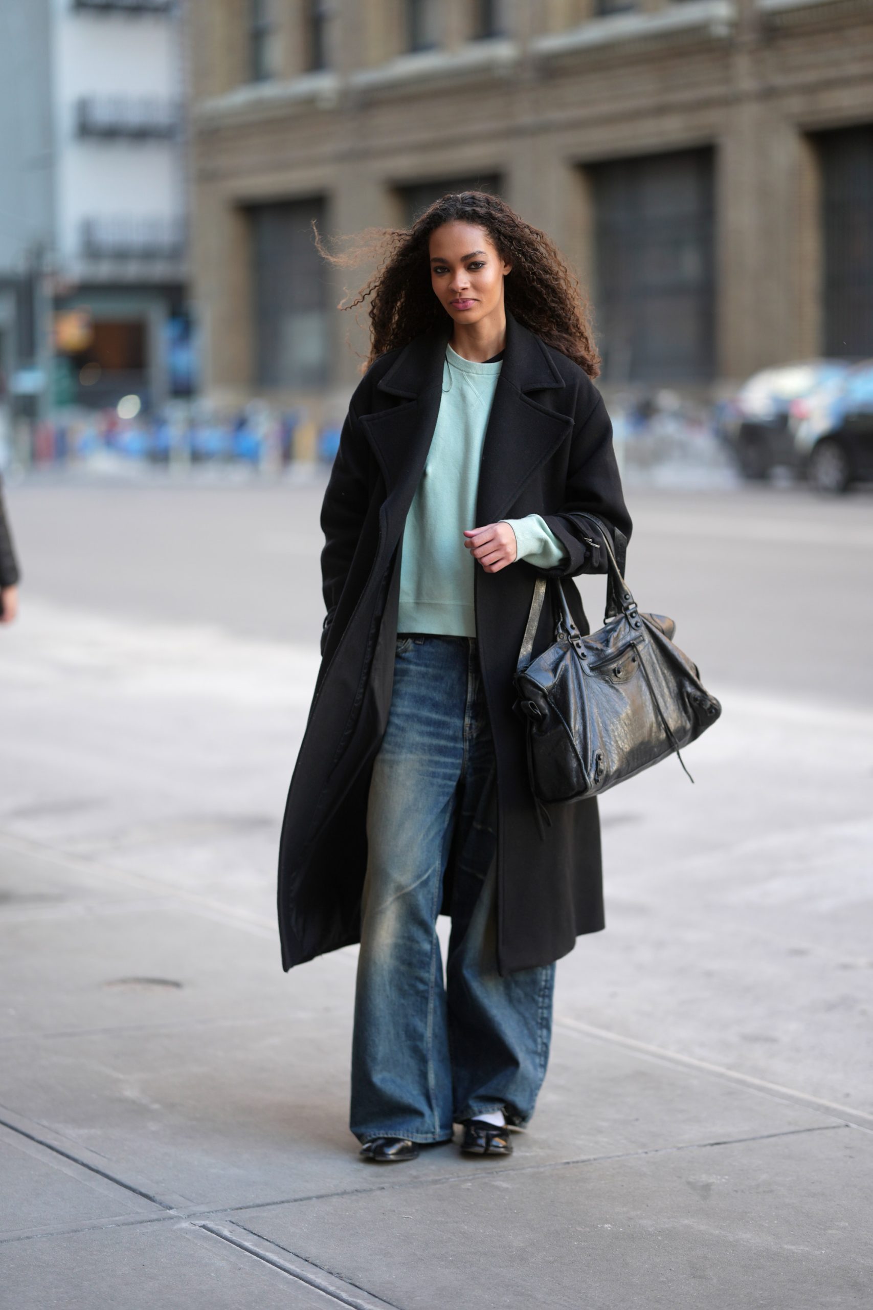 Modell tavaszi pulóverben