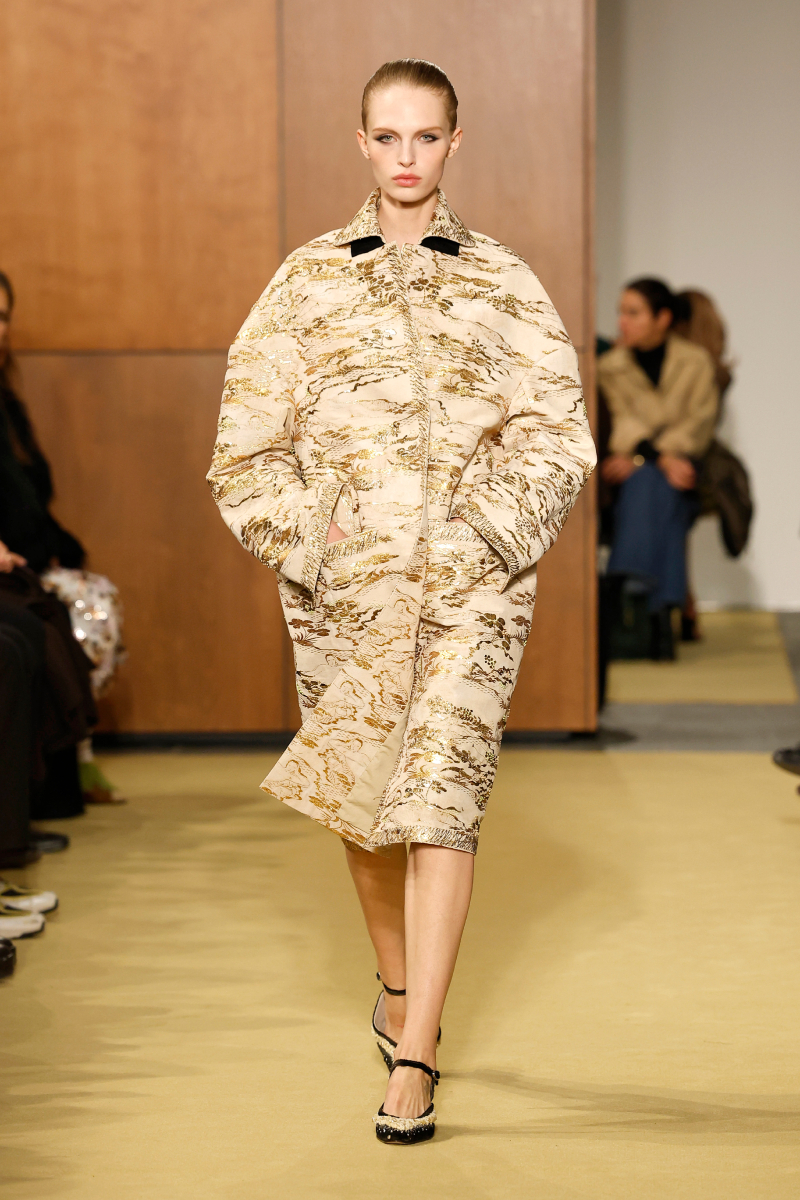 Barna hajú modell mintás kabátban a Tory Burch 2026-os őszi–téli bemutatóján New Yorkban