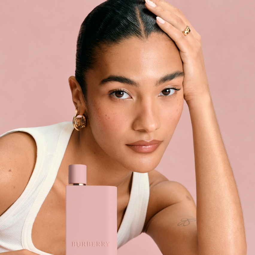 uj-szepsegnagykovetek-oliviadean-burberry | Marie Claire Olivia Dean Burberry