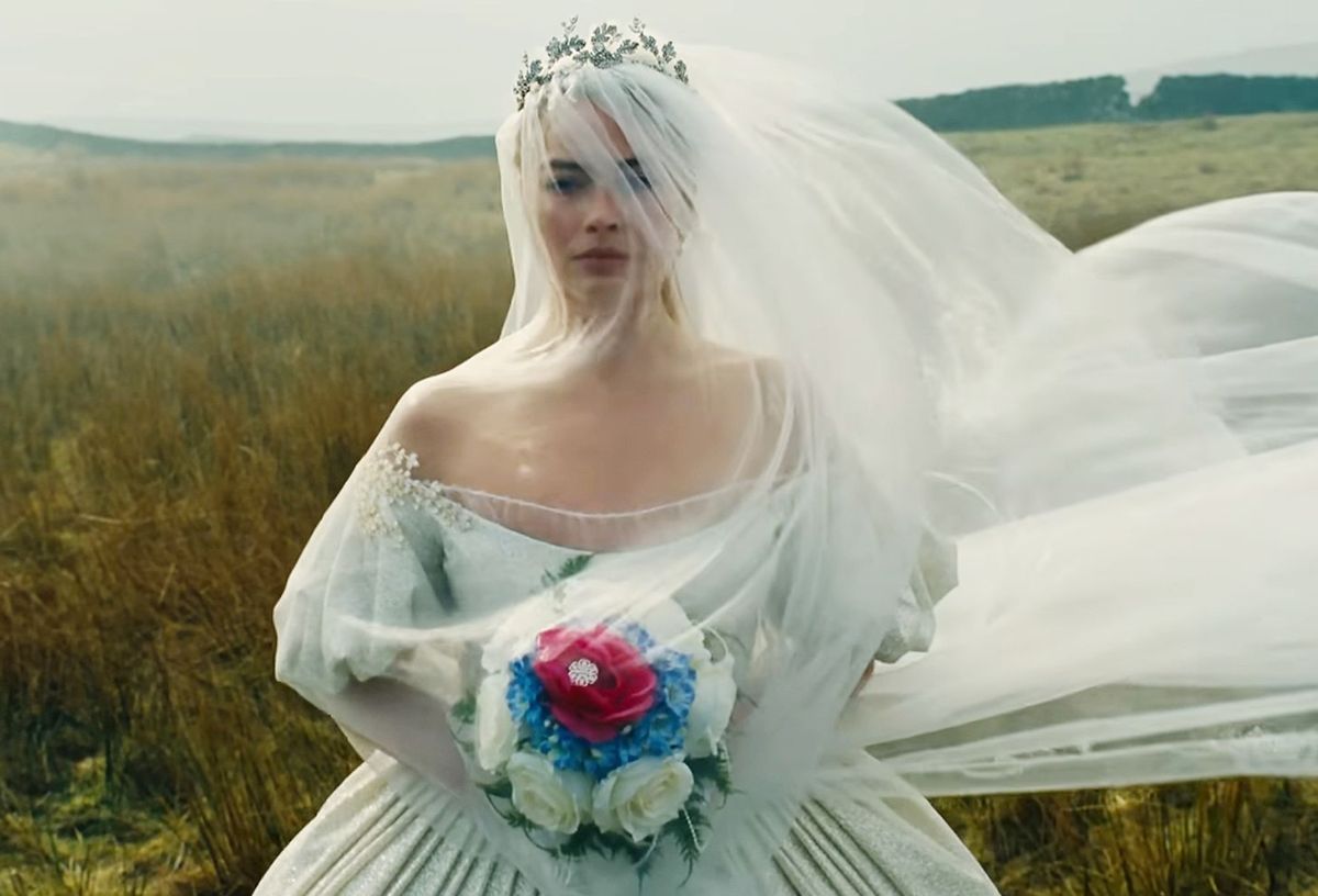 Üvöltő szelek jelenetében Margot Robbie menyasszonyi ruhában, viszi a fátylát a szél