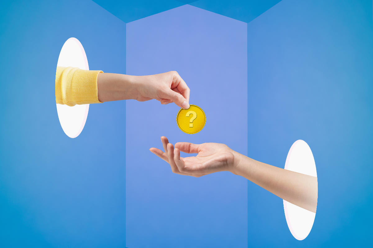 Egy fiatal nő keze érmét tart, mellette egy kérdőjellel jelölt másik női kéz látható, mindkettő kék háttérből nyúl elő.