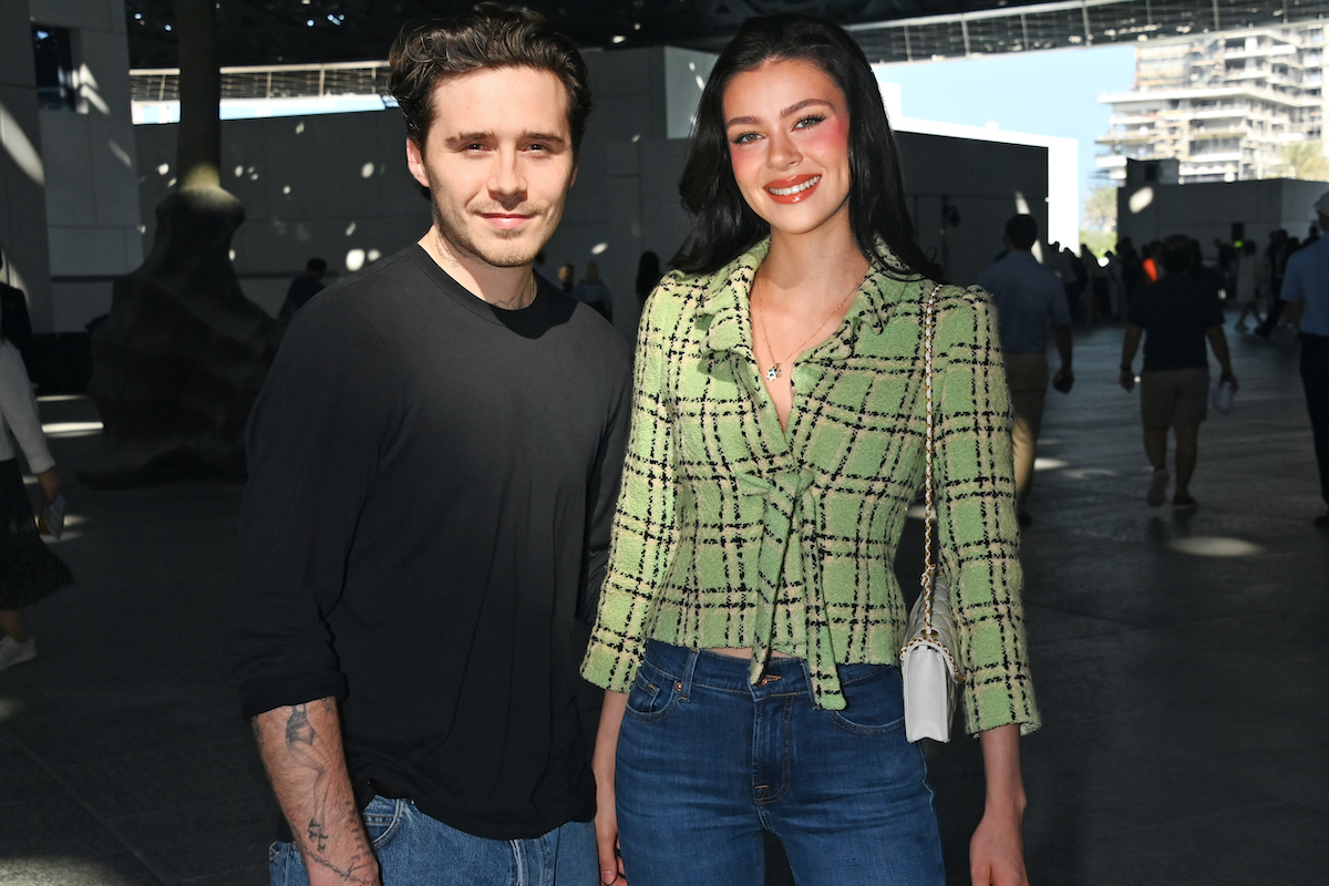 Brooklyn Beckham fekete pólóban és Nicola Peltz zöld ingben