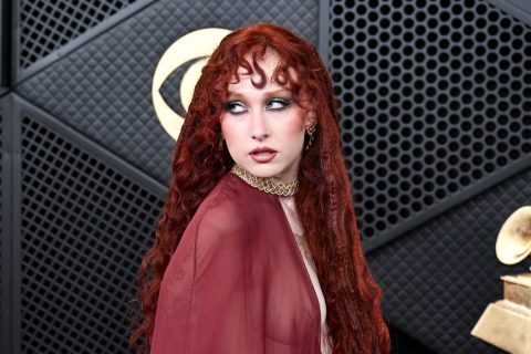 vörös hajú nő bordó kabátban oldalra néz