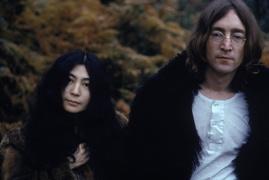 Yoko Ono és John Lennon komoly arccal néznek a kamerába a szabadban